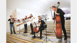 우크라 지하철 역사서 ‘폭격 사이 콘서트’