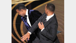 ‘탈모증 삭발’ 아내 조롱에… 윌 스미스, 시상자 뺨 때려