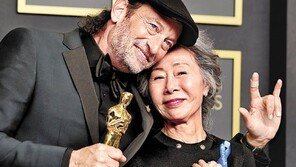 윤여정의 품격… ‘축하합니다’ 수어에 오스카 객석 환호성