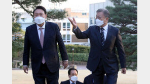 文 “언제든 연락달라” 넥타이 선물… 尹 “많이 도와달라” 