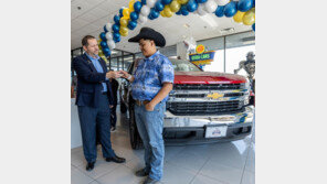 토네이도서 살아남은 16세 소년…6천만원대 트럭 선물 받았다