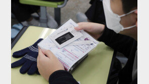 등교 전 자가검사 ‘2줄’ 93%가 확진…49만명 조기발견