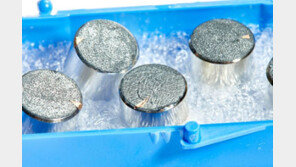 닐 암스트롱이 53년 전 수집한 “달 먼지” 경매에 나온다