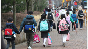 학교도 개학 후 첫 확진자 감소…“방역안착”vs“한계상황”