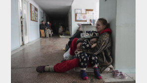 “러시아 병사들, 남편 총으로 살해 뒤 차례로 성폭행”