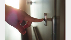 이웃집 초인종 누르고 바지 내린 30대 체포