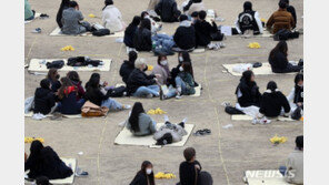 정부, 10명·12시 완화 검토…시민들 “이젠 거리두기가 의미 있나” 시큰둥