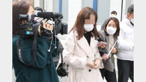 지하철 휴대폰 폭행 20대女 검찰 송치…질문엔 ‘묵묵부답’