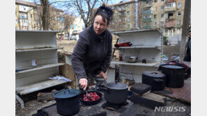 ‘생지옥’ 마리우폴 고립 주민 위해 목숨 걸고 지원 나선 사람들