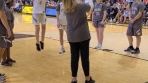 “15초의 침묵”…시각 장애인 농구 선수 위한 2500명 관중의 배려