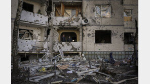 ‘주민’ 보다 ‘피란민’ 많은 우크라 소도시…“형편 어려워 국경 못 넘어”