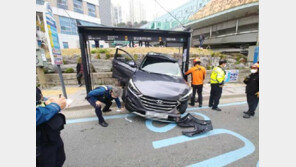 버스 기다리다 참변…후진 SUV에 1명 사망·1명 중상