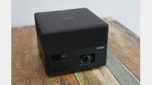 [리뷰] 작지만 속은 꽉 찬 빔 프로젝터, 엡손 EF-12