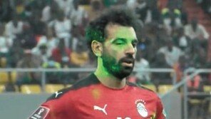 눈에 레이저 맞은 살라흐, 승부차기 허공에… 