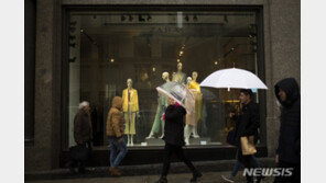 EU, 패스트 패션업계 겨냥 “옷을 1회용품처럼 사용 안 돼” 경고