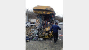 자유로서 드라마촬영 버스, 덤프트럭 추돌…1명 사망, 10명 부상