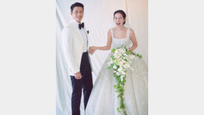 현빈-손예진, 결혼식 날 웨딩화보 공개…손잡고 ‘함박웃음’