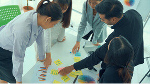 50대 기업 평균 연봉 9400만 원… 男 1억200만 원, 女 7300만 원