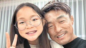 추성훈, 딸 사랑이에게 트로피 선물