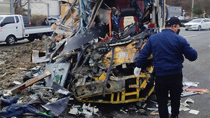 덤프트럭과 충돌… 처참하게 파손된 버스