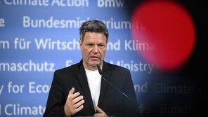 독일 경제장관 “러시아 침공 때문에 더 가난해질 것”