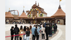 롯데월드 부산 개장 첫날…“이런걸 어디서 보겠노” vs “생각보다 작네”