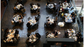 “거리두기 완전 폐지 안돼 아쉽지만 그나마 다행”…채용준비 나서기도