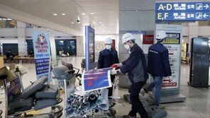 ‘격리 면제’ 첫 날 인천공항에 2만명 몰린다…방역시설 철거