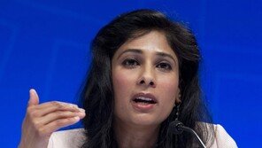 IMF 부총재 “대러 재재로 달러 지배력 약화할 것”