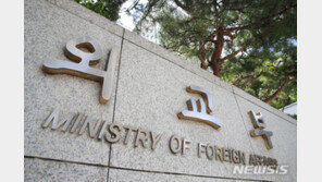 文·트럼프 통화 유출로 파면된 외교관, 행정법원 결정으로 복직