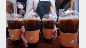 일회용컵 금지 첫날… “사용가능” “불가” 곳곳 실랑이