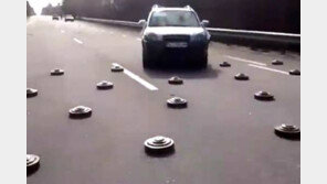 우크라 ‘지뢰밭’ 도로 목숨걸고 지나는 승용차들 (영상)