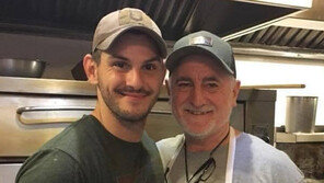 칼 열번 찔리며 한국계 여성 구한 美백인 父子