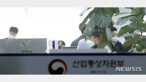 ‘블랙리스트’ 외압 정황 속속…檢, 청와대까지 겨눌까