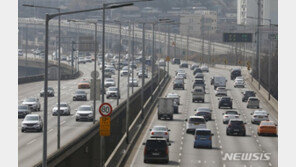 새벽에 강변북로 걷던 70대, 차량 2대에 치여 숨져