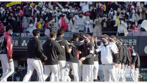 LG, 양현종 버틴 KIA 누르고 개막전 V…5개 구장 팬들로 북적