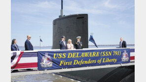 바이든, 고속 공격 핵잠수함 취역식서 거수경례