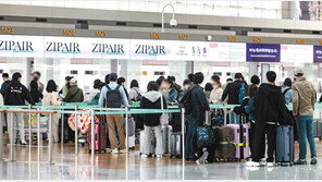 늘어난 해외 출국에 북적대는 공항