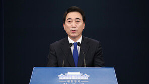 靑 “尹 대학 동문도 알박기인가”…文 망신주기에 불쾌감 표시