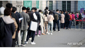거리두기 언제까지…“의료역량 안정땐 전면중단 검토”