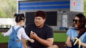 ‘아빠 닮은’ 류현진♥배지현 딸 “야구장 접수완료”