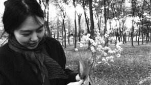 홍상수 ‘소설가의 영화’ 속 김민희는…꽃 들고 환한 미소