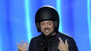 “윌 스미스에게 맞지 말자”…美 코미디언, 그래미에 헬멧 쓰고 등장