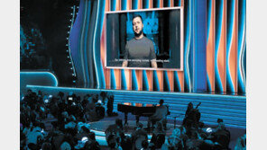 젤렌스키 “죽음 같은 정적, 노래로 채워 달라”