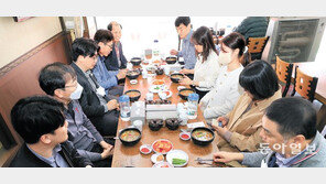 자영업자 “밤 12시까지 영업, 숨통 트여”… 일부 “성급한 조치” 