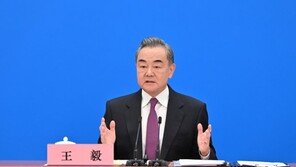 中왕이, 우크라 외무장관과 통화…“방관할 마음없어”