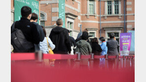 위중증 ‘나흘째 1100명대’…거리두기 해제 직전인데 왜 주춤할까?