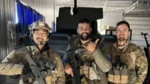 총 들고 수염 기른 이근…웃으며 의용군과 찰칵