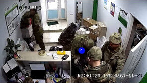 러군, 우크라 약탈품 택배로 집에 보내느라 정신없어…CCTV 포착