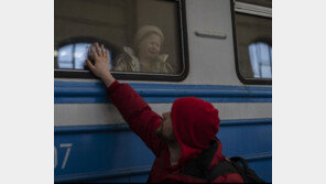 우크라 전쟁 40일째… 우크라 지하철역은 마을이 됐다